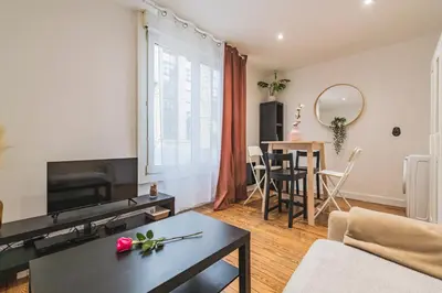 Télévision ou salle de divertissement dans l'établissement Appartement cosy proche Cathédrale