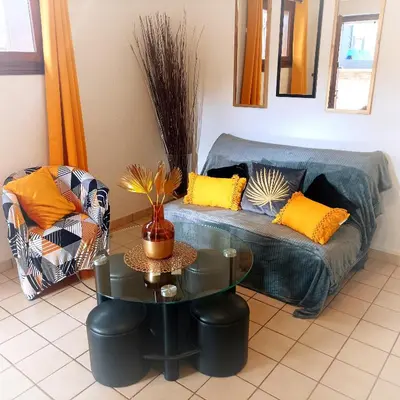 Coin salon dans l'établissement Domaine des deux 
