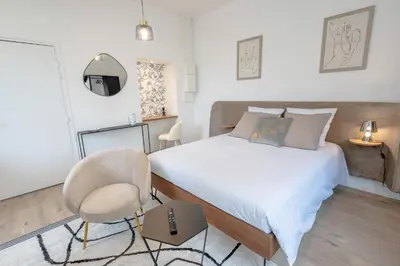Un ou plusieurs lits dans un hébergement de l'établissement L'avant-gardiste - Appart'Hotel Le Gatsby