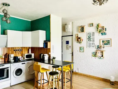 Cuisine ou kitchenette dans l'établissement Ravissant T2 proche centre-ville et Jard