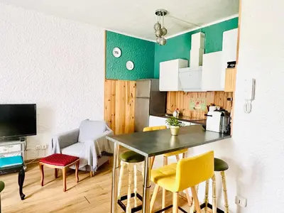 Cuisine ou kitchenette dans l'établissement Ravissant T2 proche centre-ville et Jard