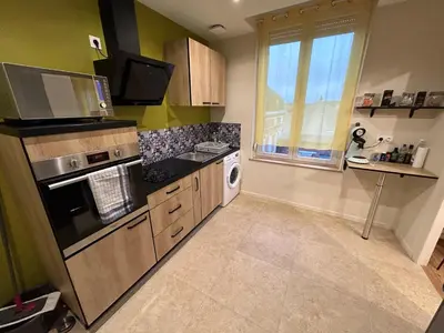 Cuisine ou kitchenette dans l'établissement Ay central