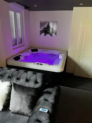 Coin salon dans l'établissement Magnifique Duplex avec Jaccuzi, Sauna et Cinema Room Privatif