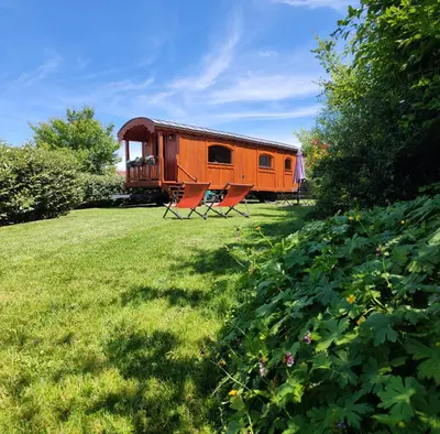 Jardin de l'établissement Gîte insolite en Champagne - Roulotte des Cahouriaux