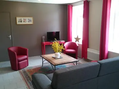 Télévision ou salle de divertissement dans l'établissement Gîte spacieux avec jardin clos et dortoir à Liessies - FR-1-510-162