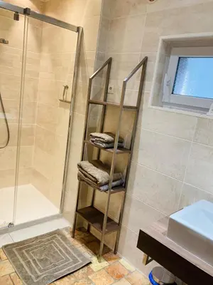 Salle de bains dans l'établissement Maison de campagne avec cheminée et extérieur