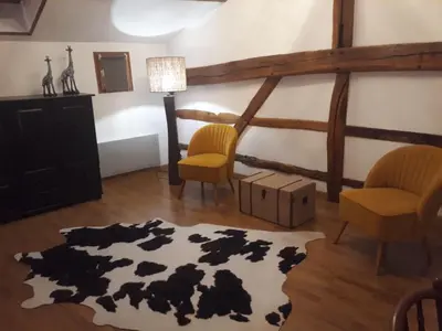 Coin salon dans l'établissement Maison de campagne avec cheminée et extérieur