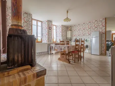 Cuisine ou kitchenette dans l'établissement Vintage Holiday Home in Nouart
