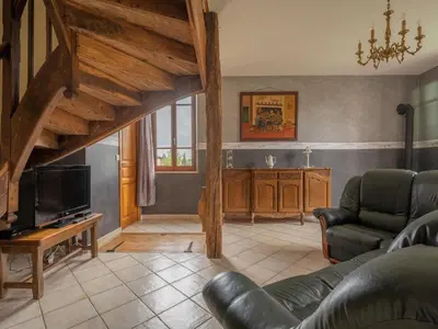 Télévision ou salle de divertissement dans l'établissement Vintage Holiday Home in Nouart