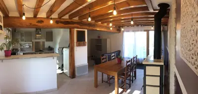 Cuisine ou kitchenette dans l'établissement Moulin de la Ville Chamblon en Pleine nature parmi les chevaux proche château thierry