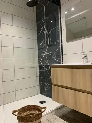 Salle de bains dans l'établissement Cottage Interieur Spa classé 4 étoiles - balnéo et sauna privatif
