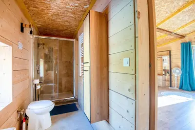 Salle de bains dans l'établissement Villa spacieuse à Sapogne-et-Feuchères avec piscine privée, 150 m²