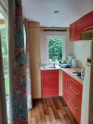 Cuisine ou kitchenette dans l'établissement Camping le Vallage