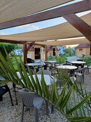 Restaurant ou autre lieu de restauration dans l'établissement Camping le Vallage
