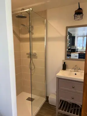 Salle de bains dans l'établissement Le Mas De Retheuil