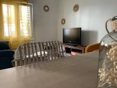 Télévision ou salle de divertissement dans l'établissement Chez Malouga