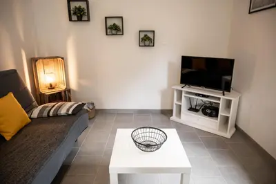 Télévision ou salle de divertissement dans l'établissement Gite Pak'Home maison à la campagne de plain pied