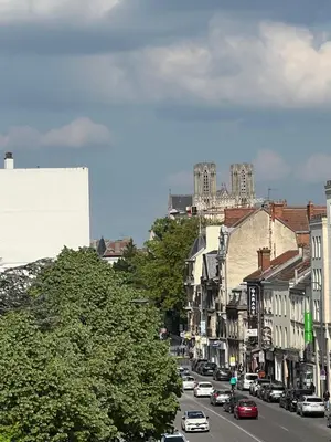 Vue générale sur Reims ou vue de la ville depuis l'appartement