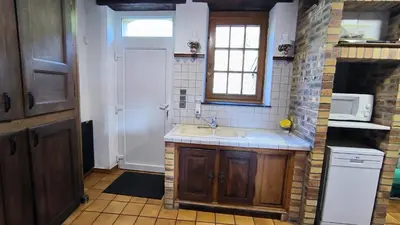 Cuisine ou kitchenette dans l'établissement Le Doux Rivage, proche de Charleville, jardin et accès à la voie verte