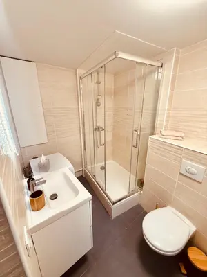 Salle de bains dans l'établissement BOUCHON POUR 4 Avenue de Champagne à 3 minutes