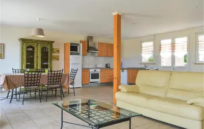 Cuisine ou kitchenette dans l'établissement 3 Bedroom Awesome Home In Roisel