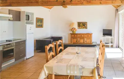 Cuisine ou kitchenette dans l'établissement 2 Bedroom Stunning Home In Roisel