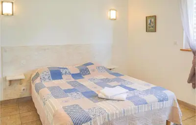Un ou plusieurs lits dans un hébergement de l'établissement 2 Bedroom Stunning Home In Roisel