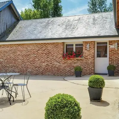 2 Bedroom Stunning Home In Roisel