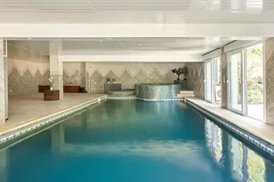 Piscine de l'établissement La Grignotière Lodge & Spa ou située à proximité