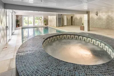 Piscine de l'établissement La Grignotière Lodge & Spa ou située à proximité