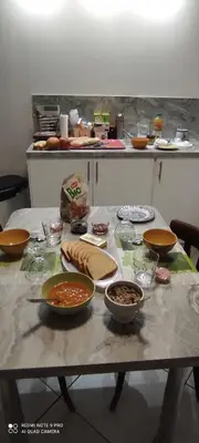 Nourriture dans le séjour chez l'habitant ou à proximité