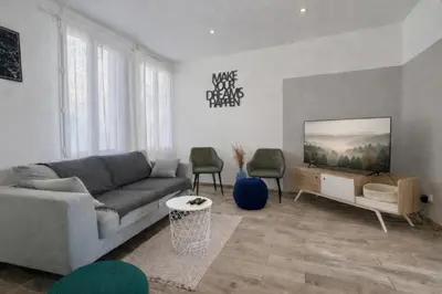 Coin salon dans l'établissement Coliving équipé avec terrasse - WiFi rapide, cuisine complète, centre-ville - idéal séjour pro ou longue durée