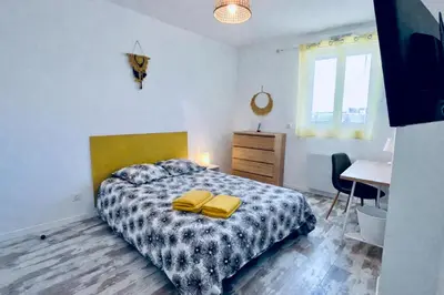 Un ou plusieurs lits dans un hébergement de l'établissement Coliving équipé avec terrasse - WiFi rapide, cuisine complète, centre-ville - idéal séjour pro ou longue durée