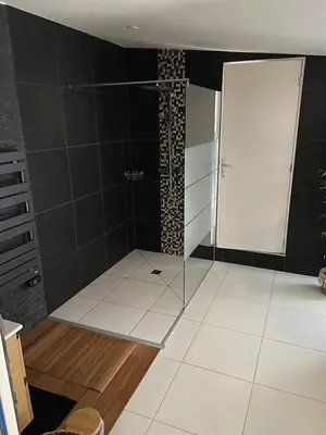 Salle de bains dans l'établissement Le Cosily jacuzzi et sauna privatif