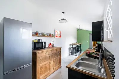 Cuisine ou kitchenette dans l'établissement Au Café des Souvenirs