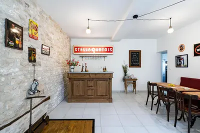 Salon ou bar de l'établissement Au Café des Souvenirs