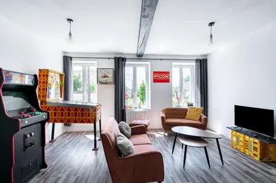 Télévision ou salle de divertissement dans l'établissement Au Café des Souvenirs