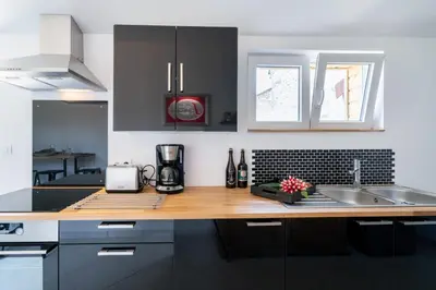 Cuisine ou kitchenette dans l'établissement Au Café des Souvenirs