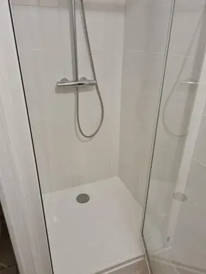 Salle de bains dans l'établissement La Tour L'évêque gite 3 chambres 5 pers 5 km Soissons