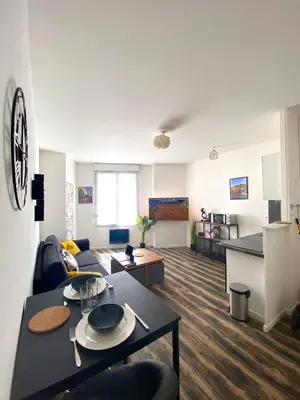 Télévision ou salle de divertissement dans l'établissement Suite Romain, appartement en centre ville