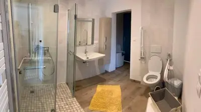 Salle de bains dans l'établissement Charmante maison avec cheminée, grand jardin et boxe chevaux