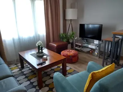 Télévision ou salle de divertissement dans l'établissement 10km to Disneyland - Terrace Parking & Sleeps 4