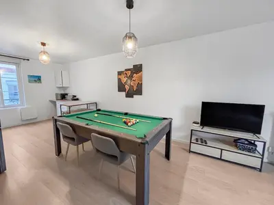 Télévision ou salle de divertissement dans l'établissement Évasion détente avec Jacuzzi Sauna & Billard