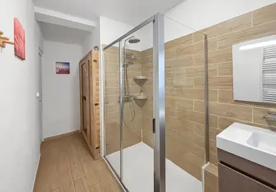 Salle de bains dans l'établissement Évasion détente avec Jacuzzi Sauna & Billard