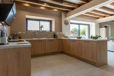 Cuisine ou kitchenette dans l'établissement GITE ENTRE TERRES ET VIGNES à la ferme avec SPA privatif en CHAMPAGNE à une heure de Paris
