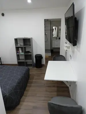Télévision ou salle de divertissement dans l'établissement Chambre indépendante en plein centre Ville