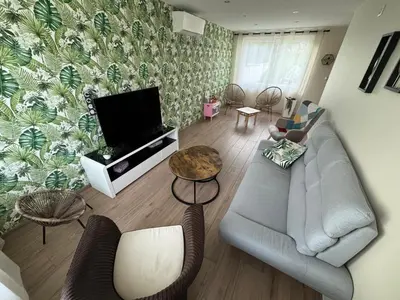Télévision ou salle de divertissement dans l'établissement Le Relais de la Fontaine & Jacuzzi