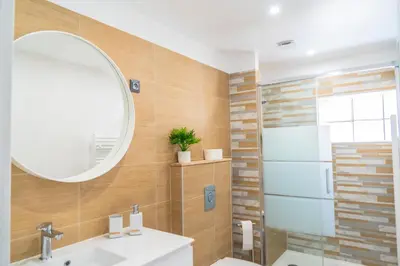 Salle de bains dans l'établissement Jacuzzi Terrasse 86 - Terrasse & Climatisation - 4 personnes - BnB Epernay