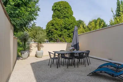 Balcon ou terrasse dans l'établissement Jacuzzi Terrasse 86 - Terrasse & Climatisation - 4 personnes - BnB Epernay
