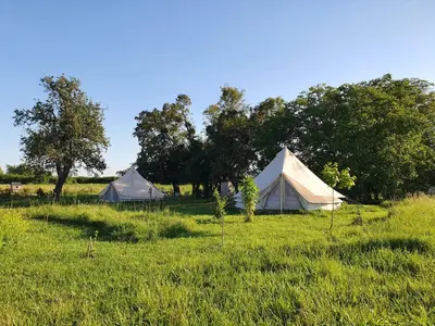 Paysage naturel près de la tente de luxe